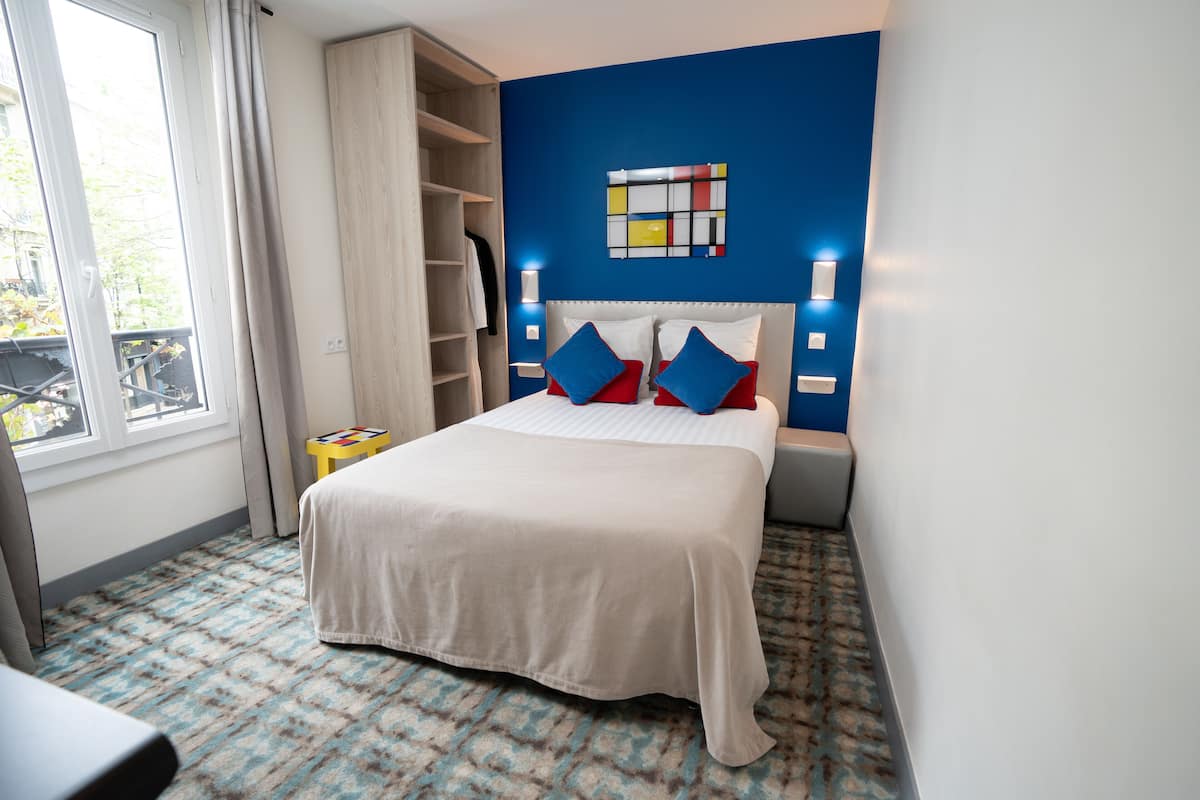 Minibar, caja de seguridad en la habitación y escritorio