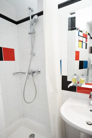 Free toiletries, hair dryer, towels - Hotel du Mont Dore (Paris)