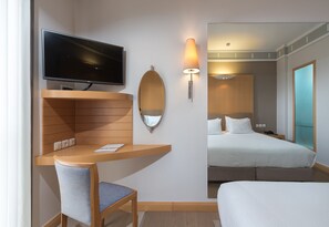 Hypo-allergenic bedding, pillowtop beds, in-room safe, desk - Central Athens Hotel (Athens)