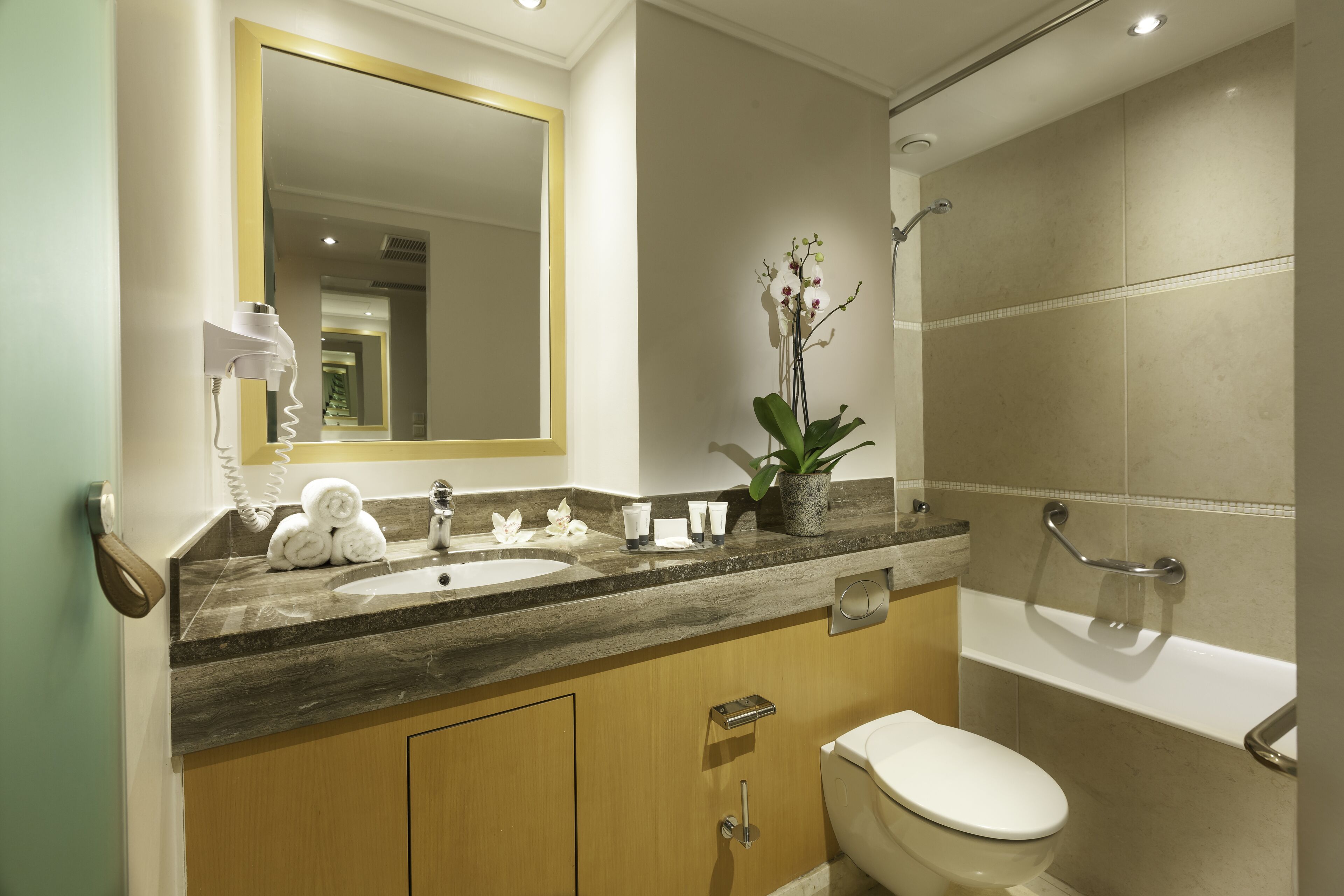deluxe room (acropolis or city view) | bathroom | towels