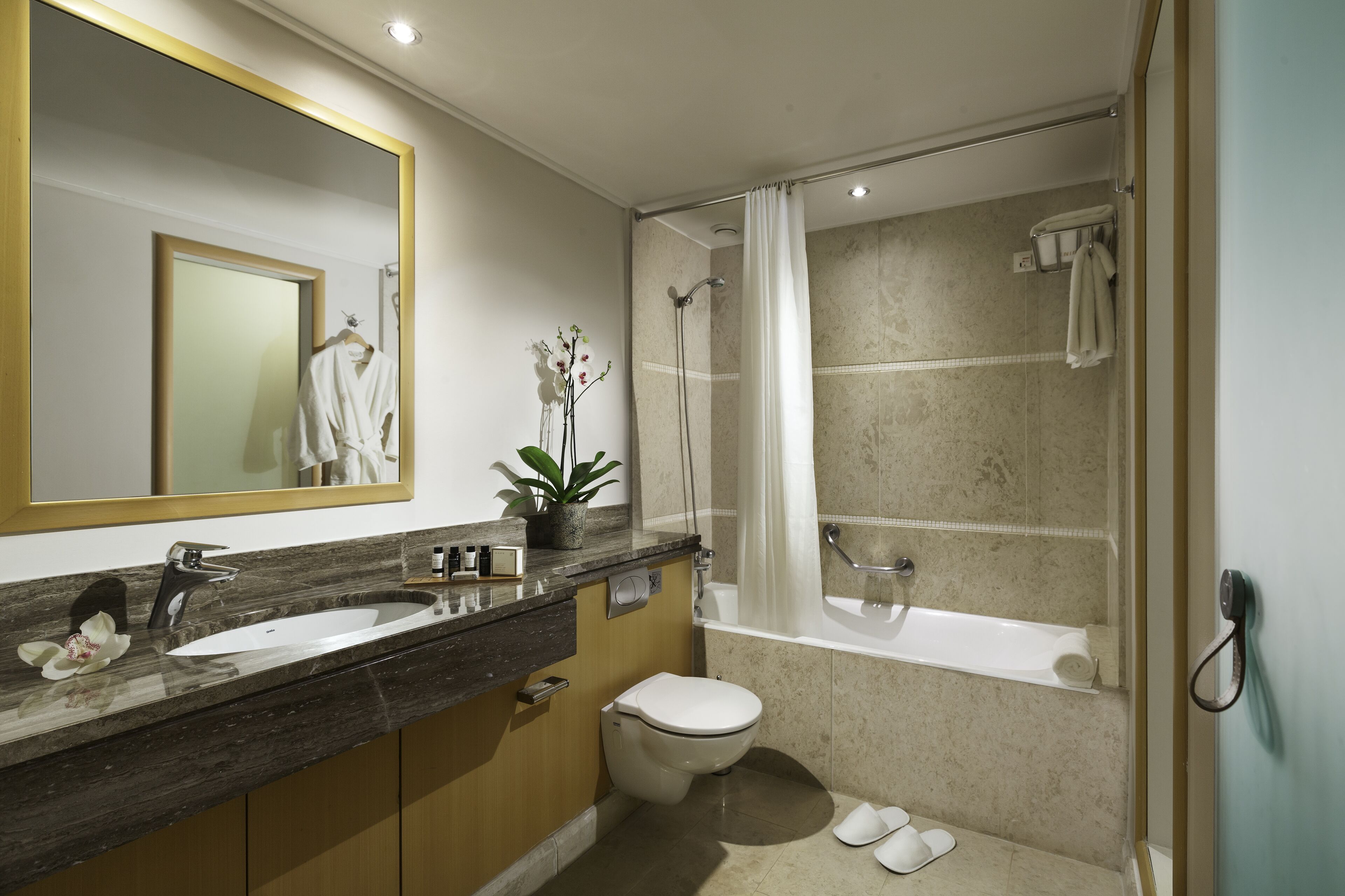 triple room | bathroom | towels