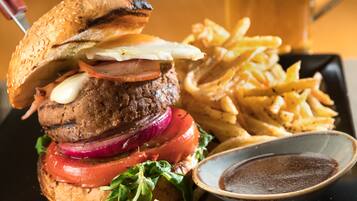 Ein Burger mit Pommes und einer kleinen Soße.