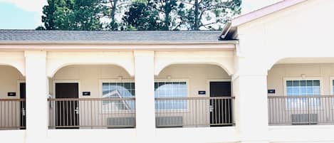 Kolam renang outdoor, dengan kursi berjemur