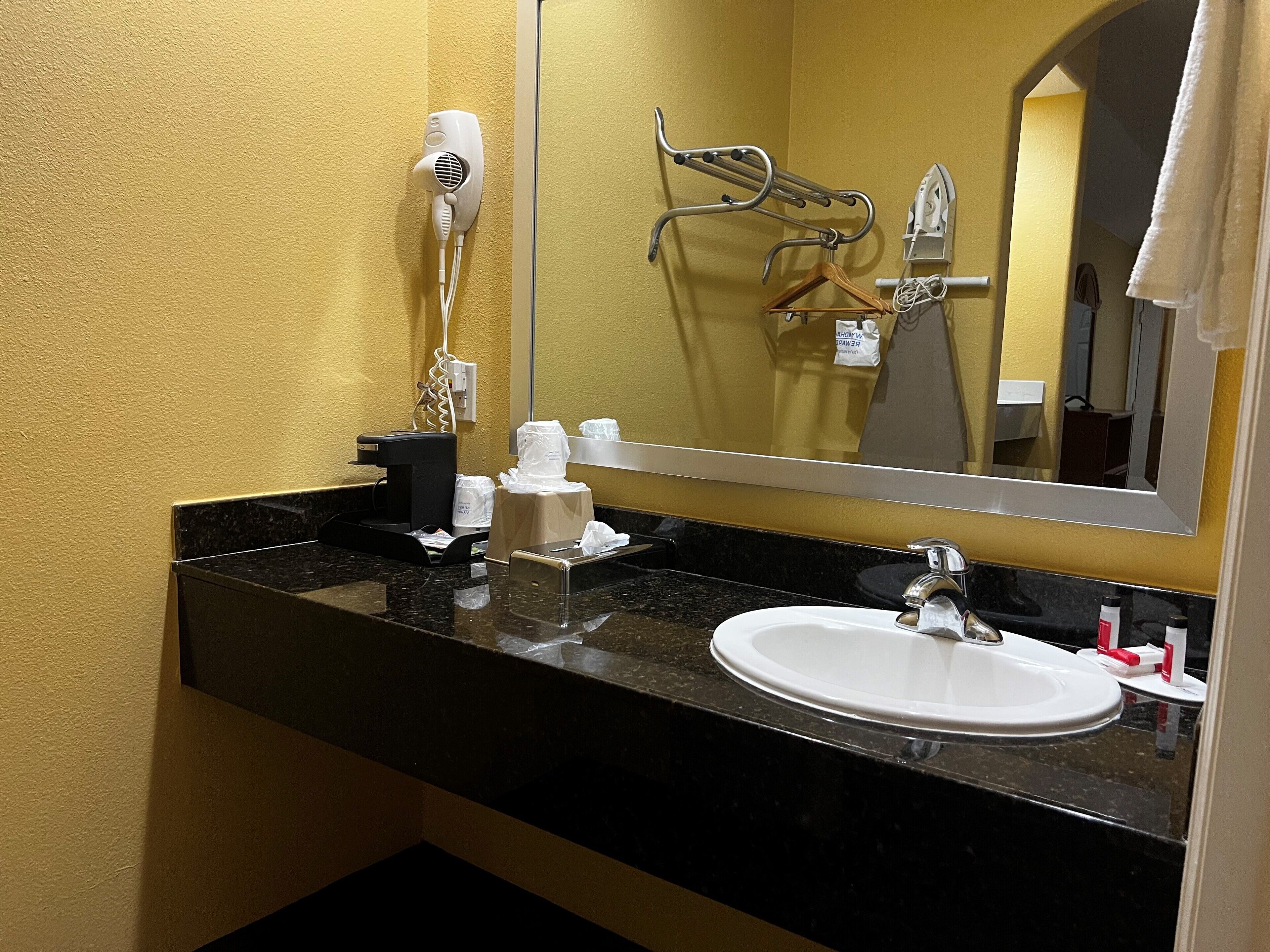 Bañera con ducha, toallas