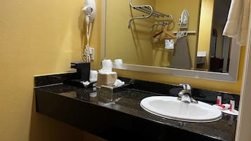 Bañera con ducha, toallas