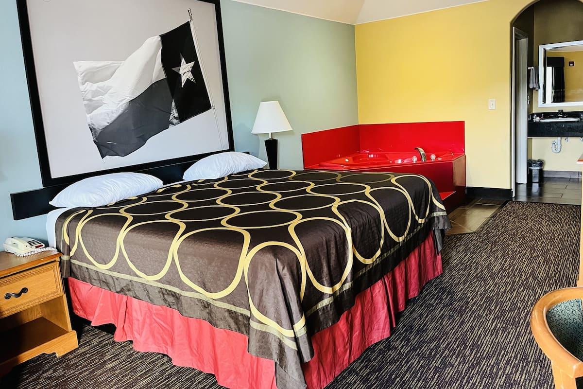 Suite, 1 King Bed, Non Smoking (Jetted Tub) | Desk, iron/ironing board, free WiFi, bed sheets
