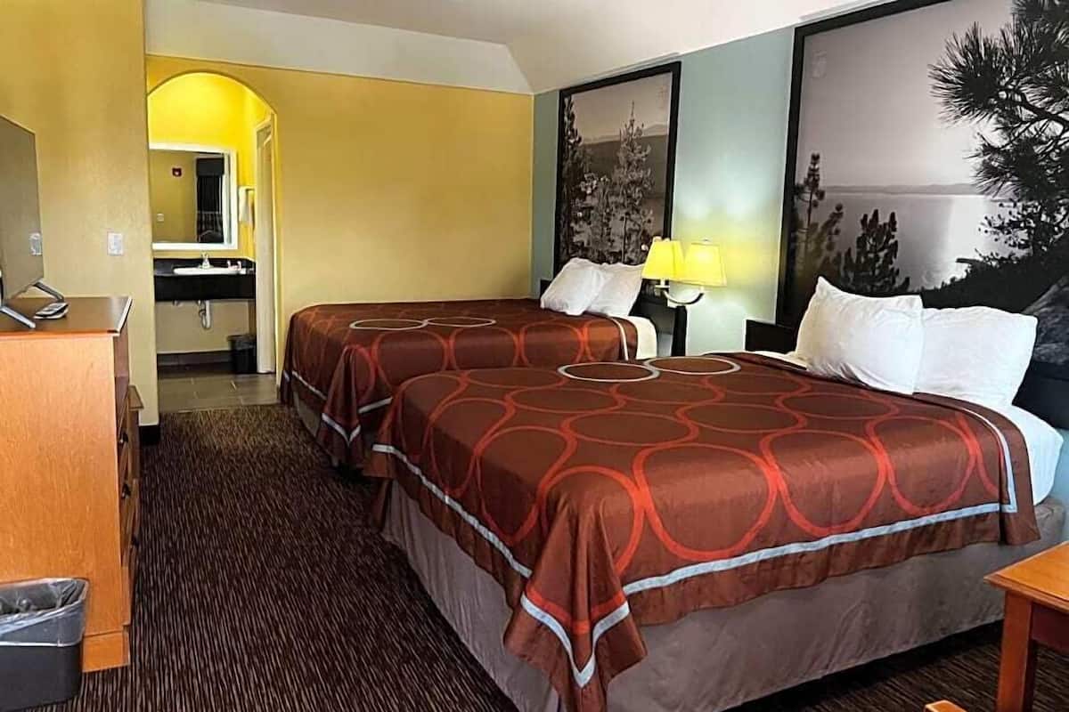 Standard-huone, 2 keskisuurta parisänkyä, tupakointi kielletty | Työpöytä, silitysrauta/-lauta, vuodevaatteet, herätyskellot