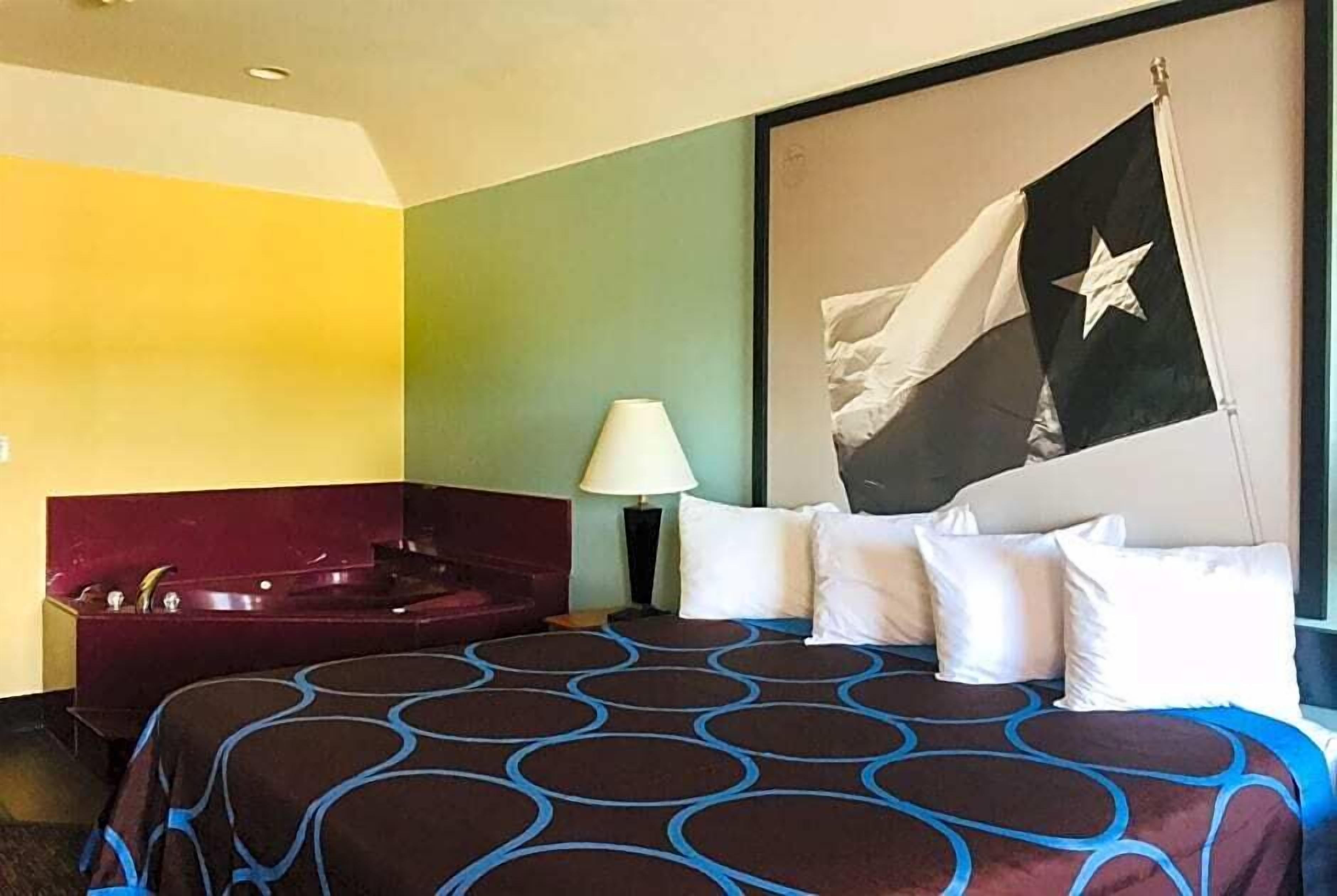 Rom – standard, 1 kingsize-seng, ikke-røyk, massasjebadekar | Skrivebord, strykejern/-brett, sengetøy og vekkerklokke