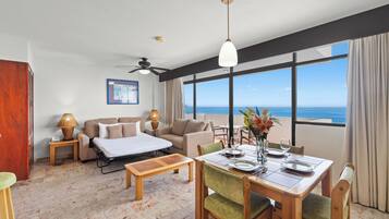 Suite de Una Recamara con Vistas al Mar | Área de sala de estar | Televisión LCD de 42 pulgadas con canales por cable y televisión