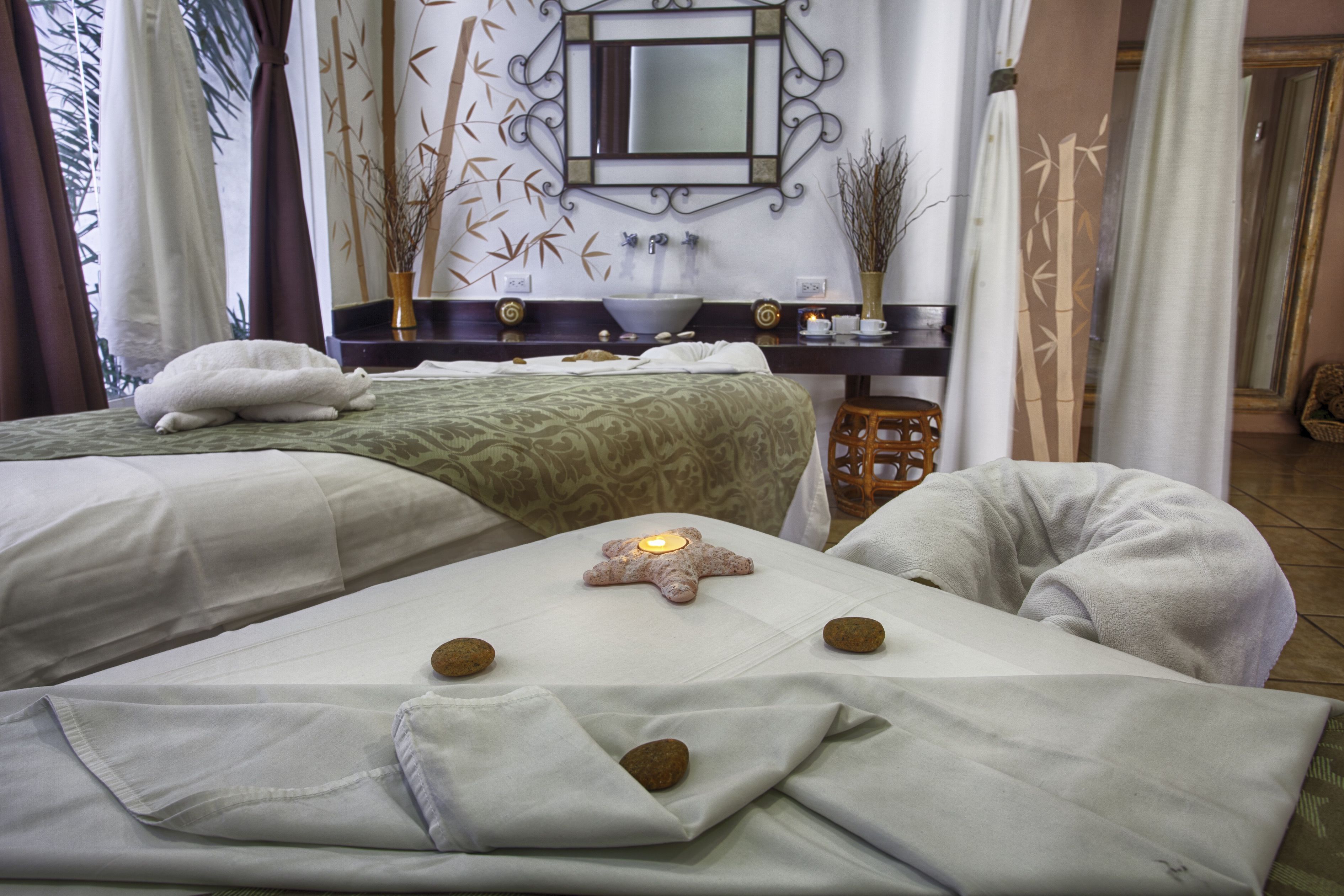 Couples treatment rooms, body treatments, aromatherapy