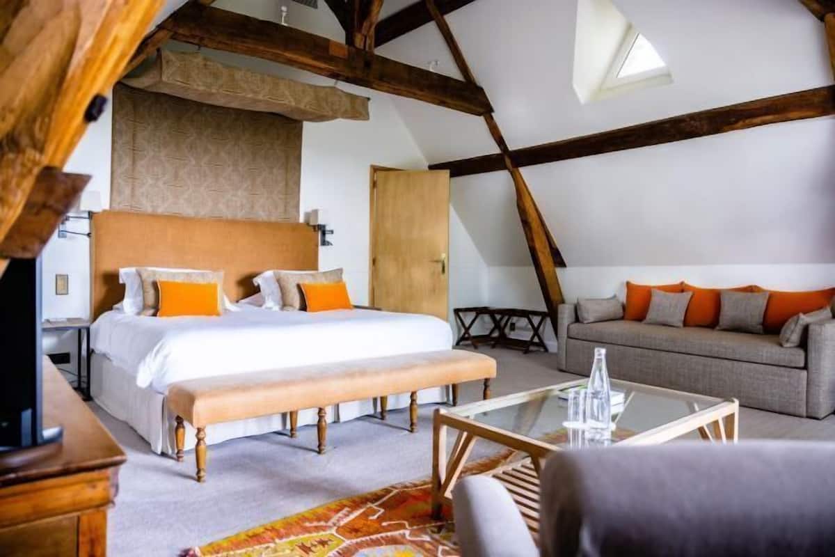 Premium bedding, minibar, in-room safe, desk