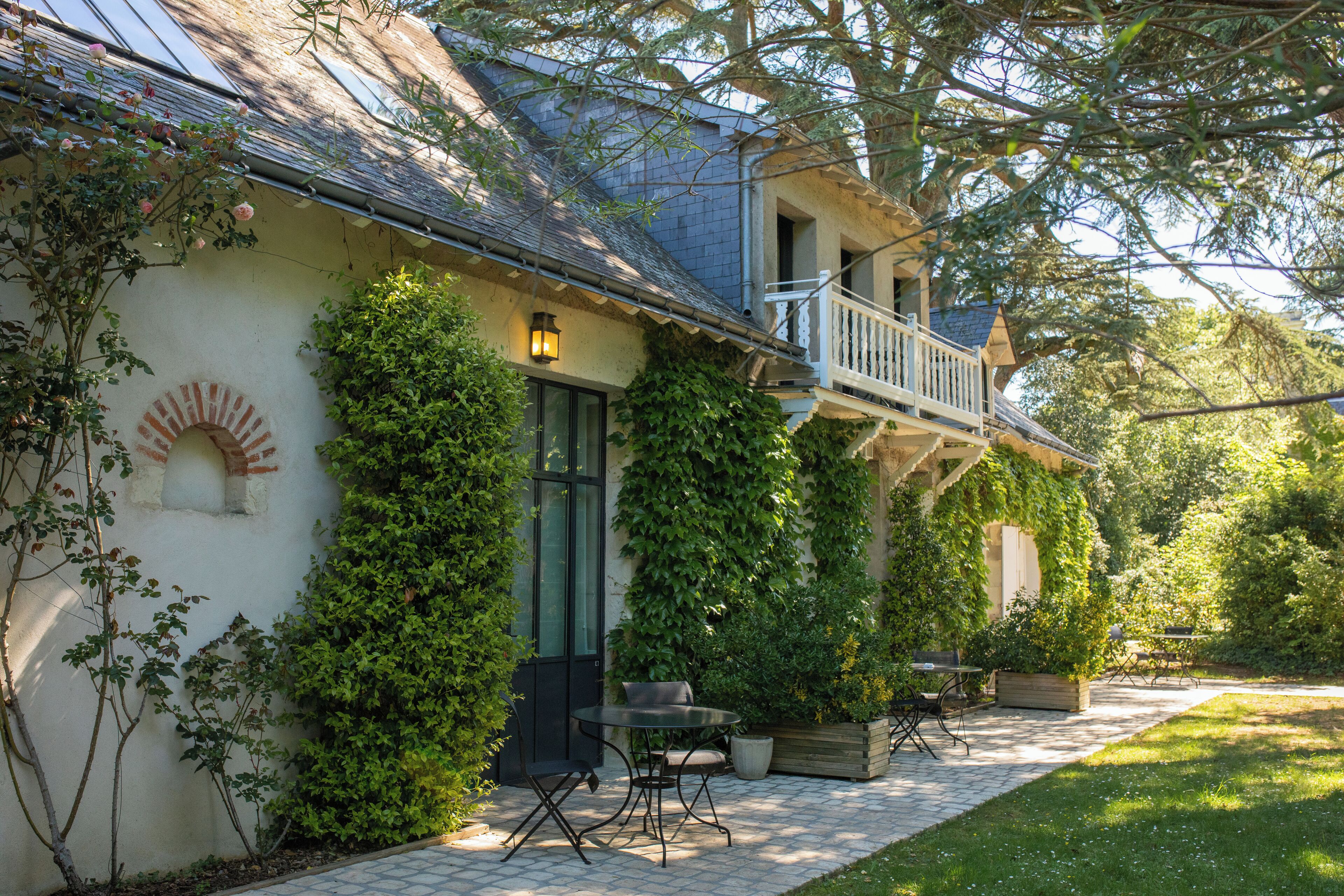 ห้องลักซ์ชัวรี่สวีท | เครื่องนอนระดับพรีเมียม, มินิบาร์, ตู้นิรภัยในห้องพัก