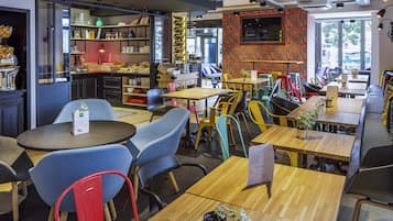 Se ofrece un desayuno bufé (12.50 EUR por persona)