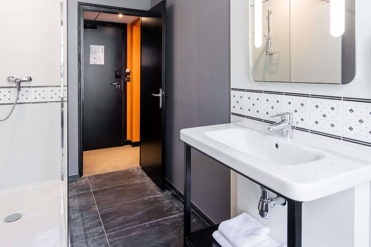 premium bedding, in-room safe, individually decorated