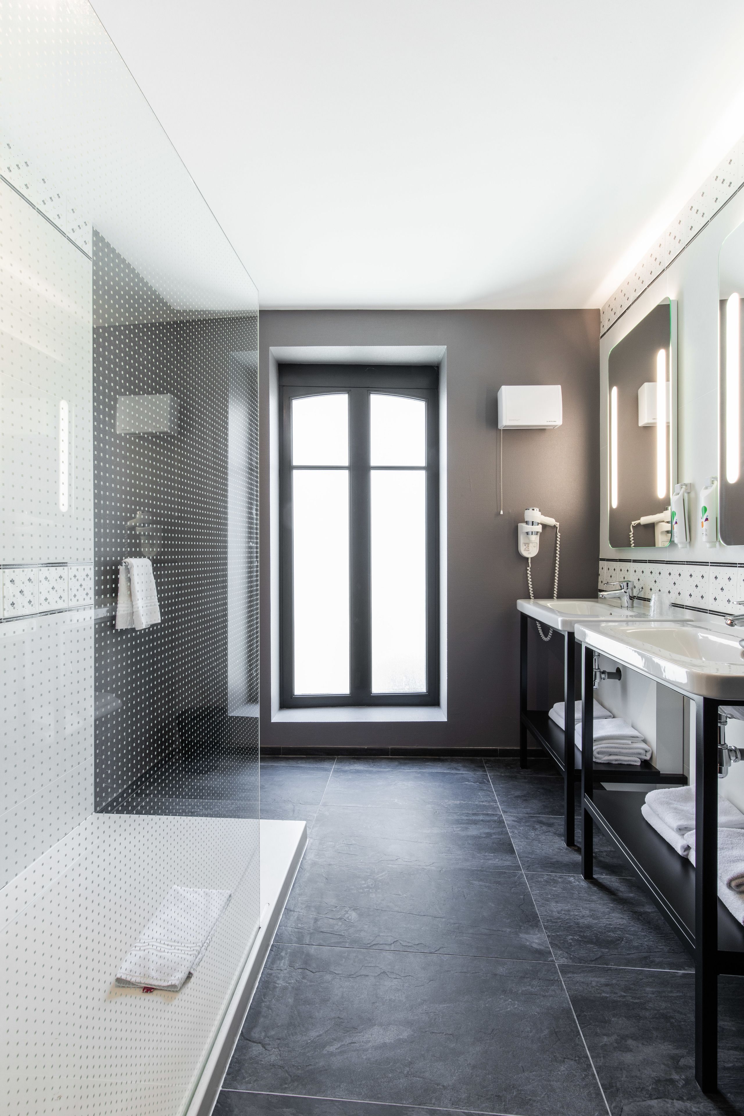 standard double room, 1 double bed | bathroom | shower, eco-friendly toiletries, hair dryer, towels