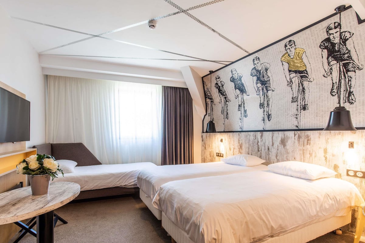 Standaard tweepersoonskamer, 1 tweepersoonsbed met slaapbank | Luxe beddengoed, een kluis op de kamer, een bureau, een laptopwerkplek