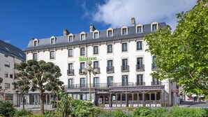 A white building with a sign reading "ibis stairs". - ibis Styles Dinan Centre Ville (Dinan)