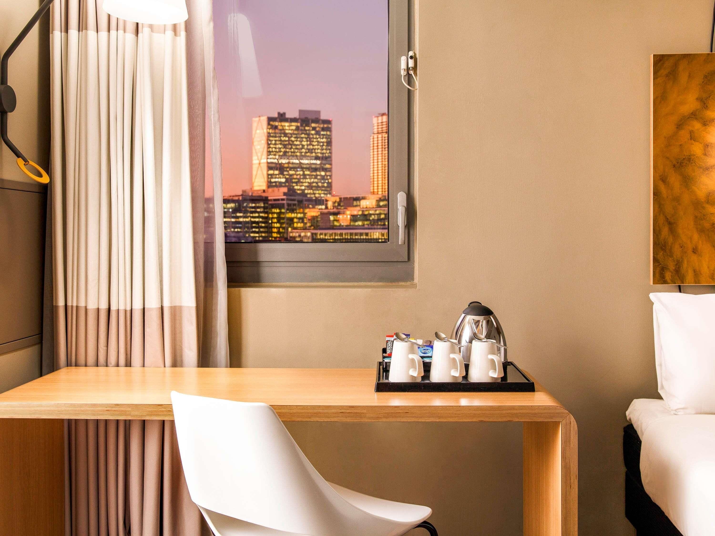 Työpöytä, pimennysverhot, äänieristys, silitysrauta/-lauta