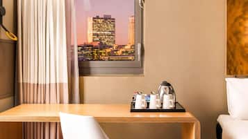 Skrivebord, blendingsgardiner, lydisolert og strykejern/-brett