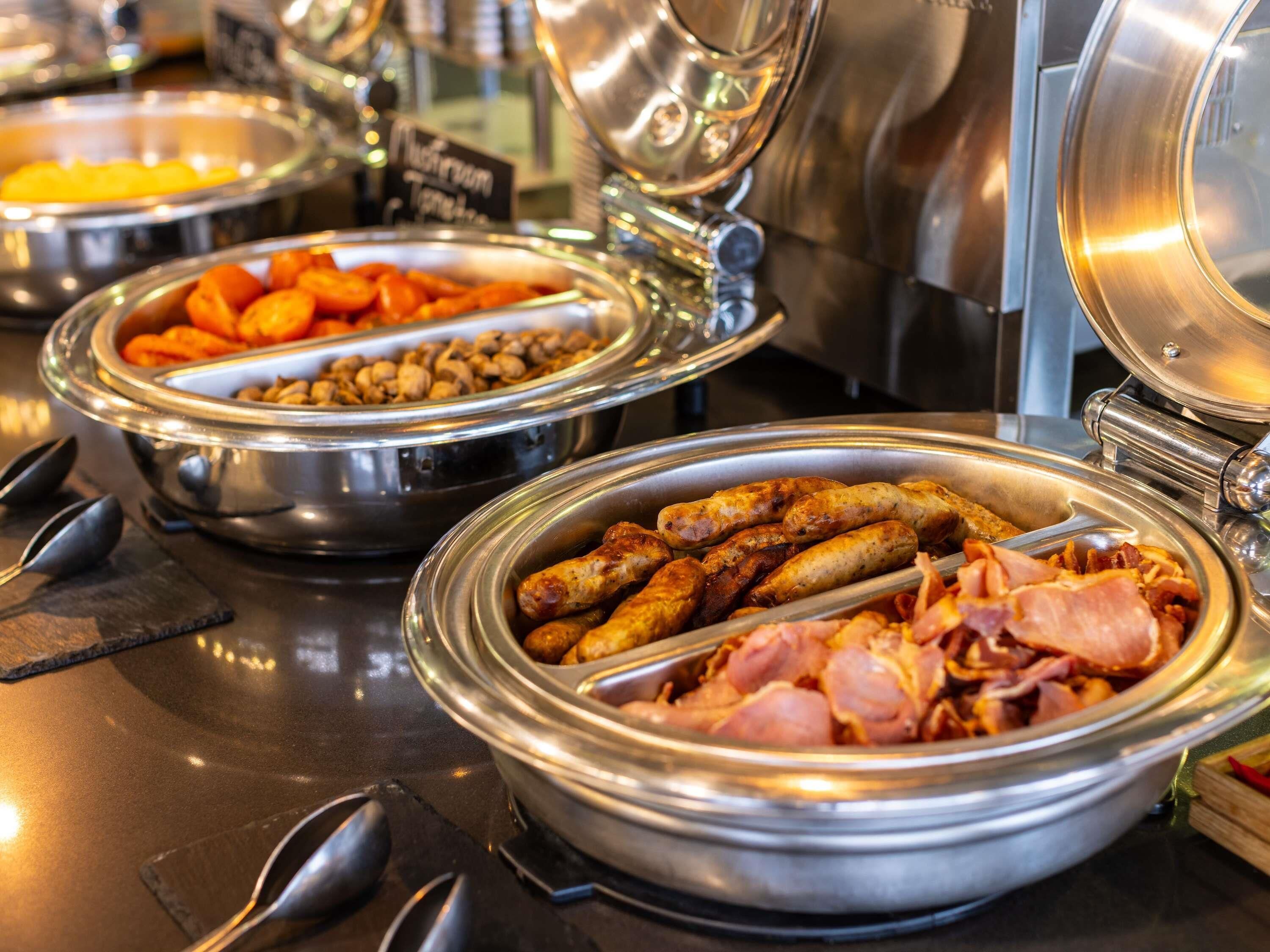 Daily buffet breakfast (GBP 11.50 per person)