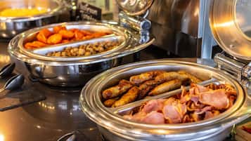 Café da manhã com buffet todos os dias (GBP 11.50 por pessoa)