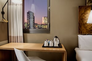 Quarto triplo, 3 camas de solteiro | Escrivaninha, cortinas blackout, quartos à prova de som
