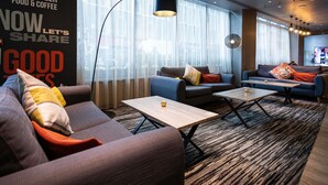 Ett modernt loungeområde med en soffa, fåtöljer och ett soffbord.