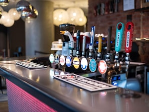 Eine Bar mit mehreren Zapfhähnen und einer Theke.