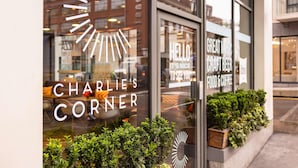 En butik med skylten ”CHARLIE’S CORNER” och en logotyp som föreställer en solstråle.