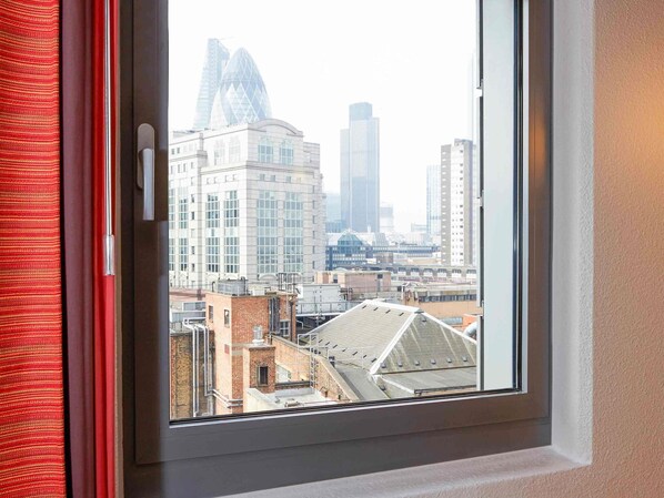 Desk, blackout curtains, soundproofing, iron/ironing board - ibis London City - Shoreditch (London)