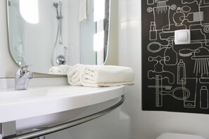 Suihku, ympäristöystävälliset hygieniatuotteet, hiustenkuivaaja