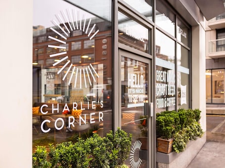 Se sirven cenas y cocina internacional