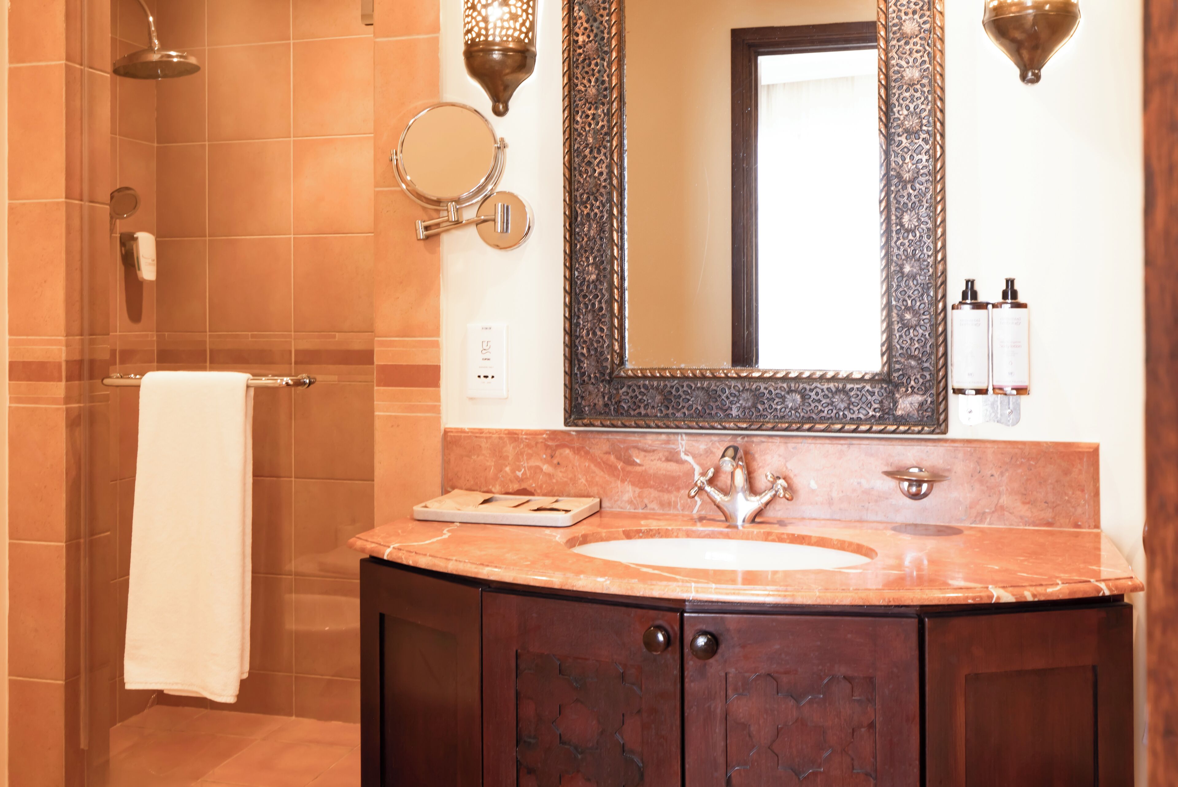 separate bathtub and shower, eco-friendly toiletries, hair dryer