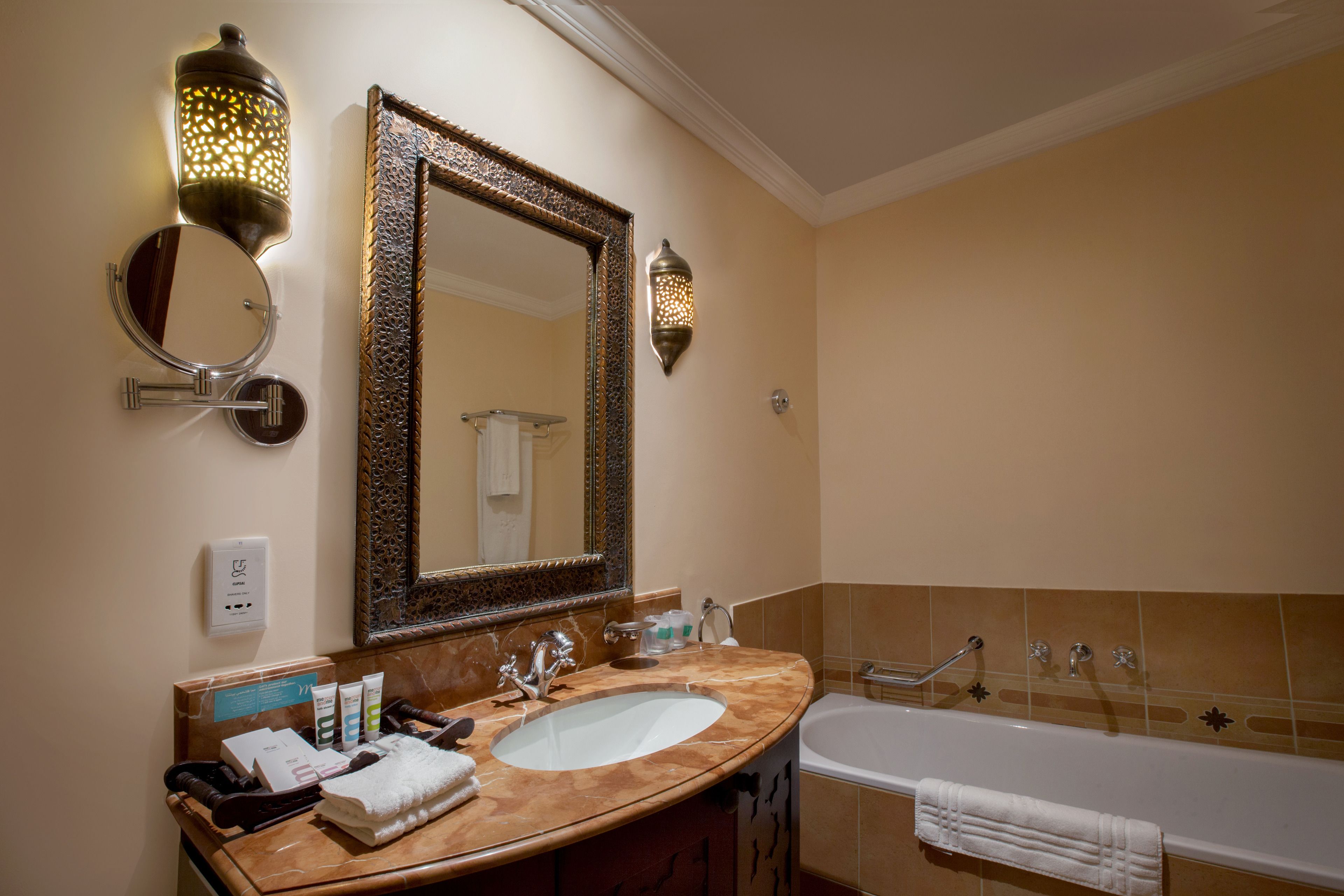 separate bathtub and shower, eco-friendly toiletries, hair dryer