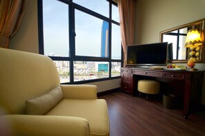 2 bedrooms, minibar, in-room safe, desk