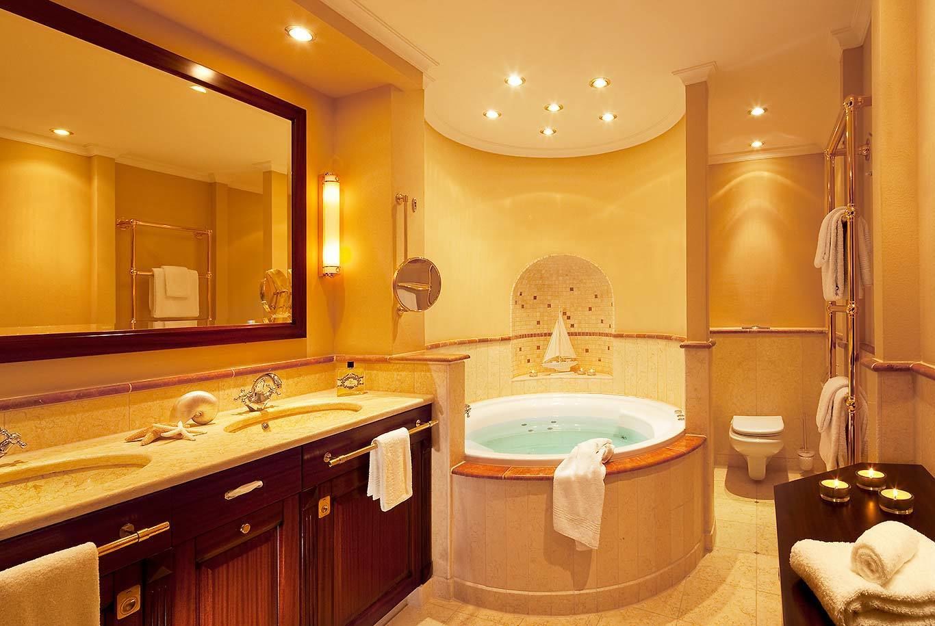 suite sea view | bathroom | deep-soaking bathtub, hydromassage showerhead, free toiletries