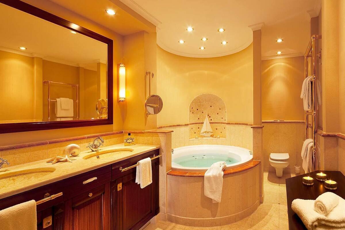 suite sea view | bathroom | deep-soaking bathtub, hydromassage showerhead, free toiletries