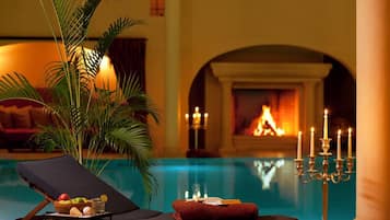 Innenpool, AuĂenpool, geöffnet von 07:00 Uhr bis 22:00 Uhr, LiegestĂŒhle