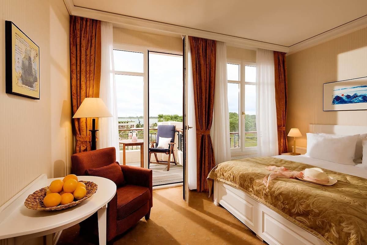 hypo-allergenic bedding, minibar, in-room safe, desk