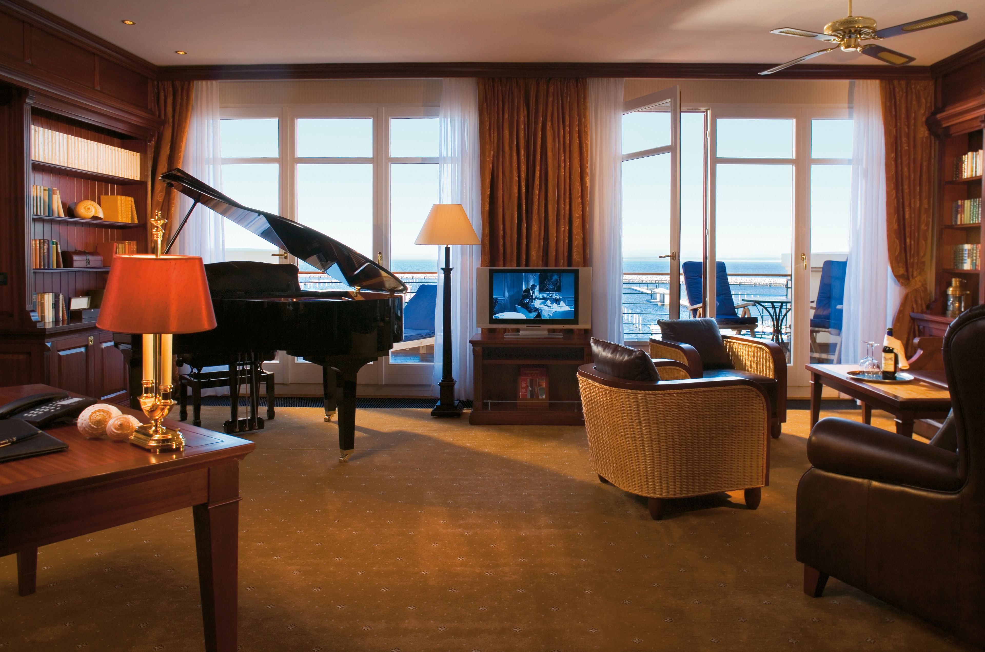 suite | living area | lcd tv, dvd player