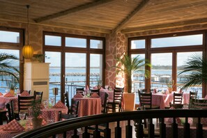 6 restaurants, breakfast, lunch, dinner served; international cuisine