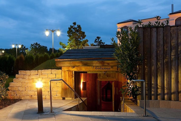 Salas de tratamiento para parejas, sauna y tina de hidromasaje 