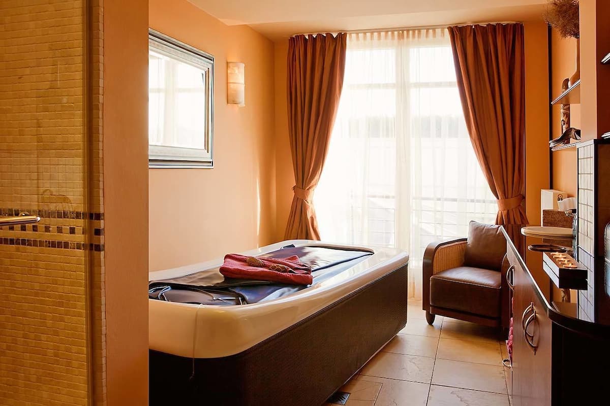 couples treatment room(s), sauna, hot tub, steam room