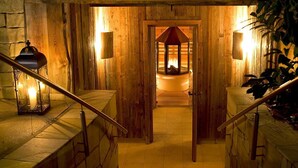 Eine Holztreppe führt zu einem Saunaraum mit der Aufschrift 'Erdsauana'.