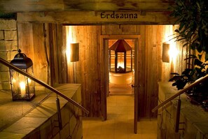 Couples treatment room(s), sauna, hot tub, steam room