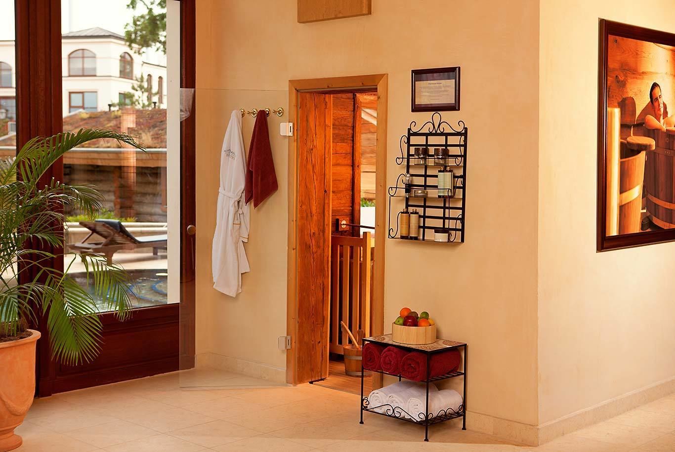 couples treatment room(s), sauna, hot tub, steam room