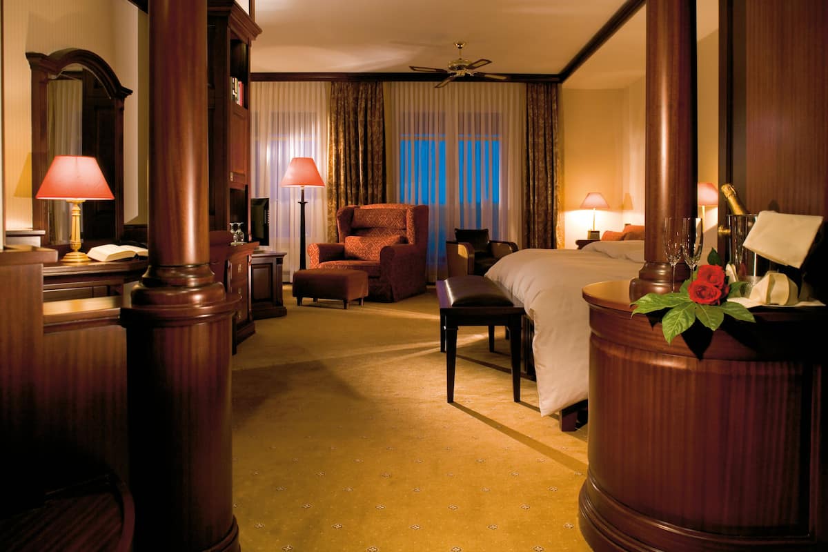 hypo-allergenic bedding, minibar, in-room safe, desk