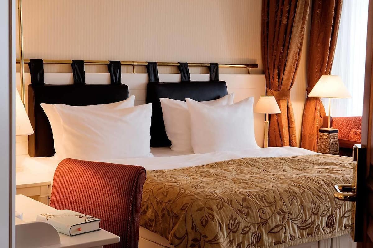 Allergikerbettwaren, Minibar, Zimmersafe, Schreibtisch