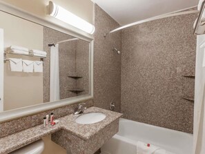 Kombinasi shower/bathtub, bathtub besar,  dan perlengkapan mandi gratis