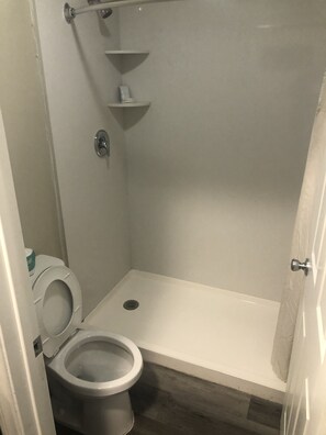 Combined shower/bathtub, deep-soaking bathtub, free toiletries - Hotel Primera (San Ysidro)